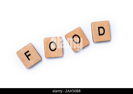 Das Wort ESSEN, Dinkel mit hölzernen Buchstabensteine über einem weißen Hintergrund. Stockfoto