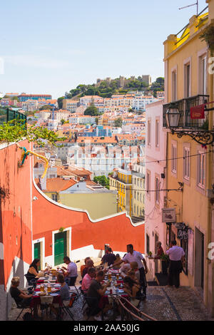 Lissabon, Portugal, 13. SEPTEMBER 2019: Café im Freien auf den alten Straßen von Alfama, mit Blick auf die Baixa Stockfoto