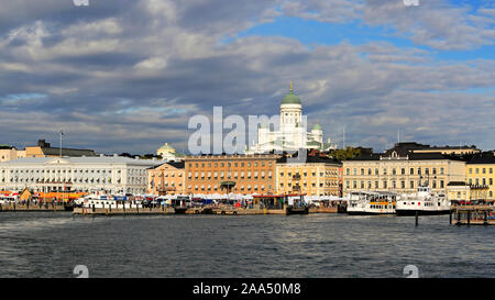 Helsinki cityline und South Harbor an einem schönen Tag im Herbst von der Fähre in Kauppatori Marktplatz ankommen gesehen. Helsinki, Finnland. Stockfoto