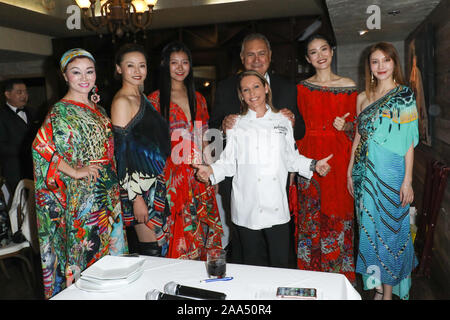 Santa Ana, Kalifornien, USA. 16. November 2019. Köche Antiono & Fiorella Cagnolo (C) mit Julie Ping Shen (L) und Modelle von JMK Modellierung Media Academy tragen Designer Camilla kaftan Kleider an der Italienischen Küche Kochen & Fashion Night an Antonello Risorante in Santa Ana, Kalifornien, am 16. November 2019. Credit: Sheri Determan Stockfoto