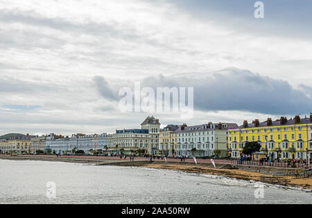 Llandudno Sea Front Conwy County North Wales UK zeigt seine berühmte Unterkunft mit Meerblick und langen Sandstränden. Stockfoto