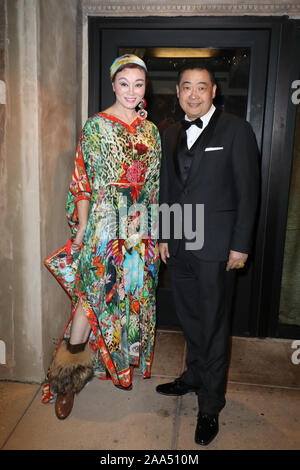 Santa Ana, Kalifornien, USA. 16. November 2019. Julie Ping Shen tragen ein Designer Camilla kaftan Kleid und TV-Moderator Joey Zhou in der Italienischen Küche Kochen & Fashion Night an Antonello Risorante in Santa Ana, Kalifornien, am 16. November 2019. Credit: Sheri Determan Stockfoto