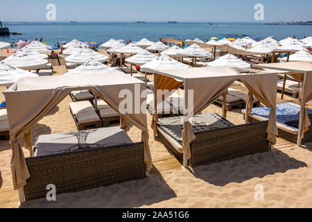 Beach Cabanas und Sonnenschirme zu mieten am Praia do Tamariz in Estoril Portugal Stockfoto
