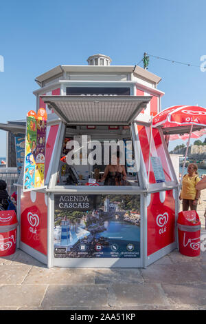 Eis Kiosk an der Praia da Ribeira Strand Meer im Zentrum von Cascais, Portugal Stockfoto