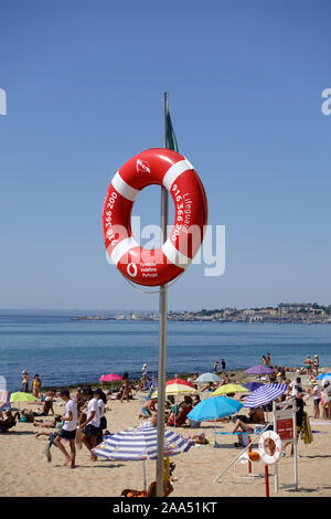 Rettungsschwimmer Rettungsring Ring am Tamariz Strand (Praia de Tamariz) In Cascais Estoril Portugal Stockfoto