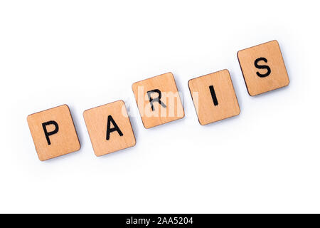 Das Wort PARIS, Dinkel mit hölzernen Buchstabensteine über einem weißen Hintergrund. Stockfoto