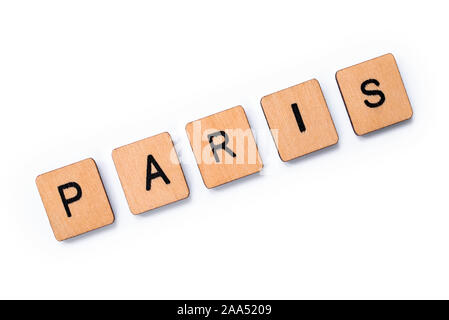 Das Wort PARIS, Dinkel mit hölzernen Buchstabensteine über einem weißen Hintergrund. Stockfoto