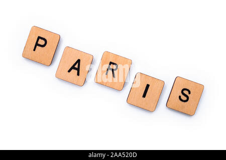 Das Wort PARIS, Dinkel mit hölzernen Buchstabensteine über einem weißen Hintergrund. Stockfoto