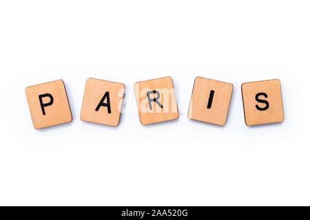 Das Wort PARIS, Dinkel mit hölzernen Buchstabensteine über einem weißen Hintergrund. Stockfoto