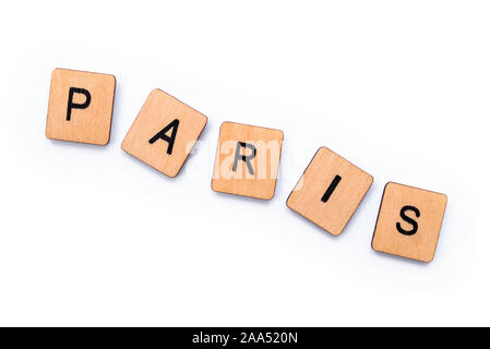 Das Wort PARIS, Dinkel mit hölzernen Buchstabensteine über einem weißen Hintergrund. Stockfoto