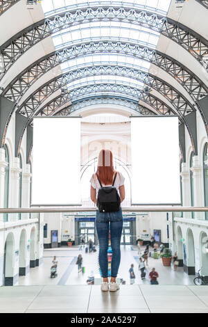 Mädchen mit Rucksack im Zug Wartezimmer Stockfoto