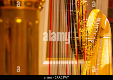 Wunderschöne goldene Harfe Streicher hautnah. Musikinstrumente des Orchesters in der Philharmonie. Stockfoto