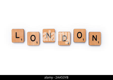 London, UK, 13. Juni 2019: Das Wort LONDON, Dinkel mit hölzernen Buchstabensteine über einem weißen Hintergrund. Stockfoto