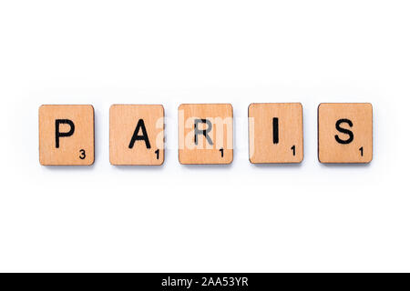 London, UK, 13. Juni 2019: Das Wort PARIS, Dinkel mit hölzernen Buchstabensteine über einem weißen Hintergrund. Stockfoto