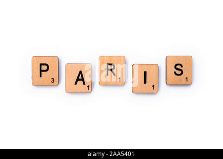 London, UK, 13. Juni 2019: Das Wort PARIS, Dinkel mit hölzernen Buchstabensteine über einem weißen Hintergrund. Stockfoto