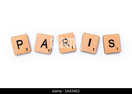 London, UK, 13. Juni 2019: Das Wort PARIS, Dinkel mit hölzernen Buchstabensteine über einem weißen Hintergrund. Stockfoto