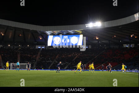 Einen allgemeinen Überblick über das Spiel und die Lücken in der Menge während der UEFA EURO 2020 Qualifikationsspiel am Hampden Park, Glasgow. Stockfoto
