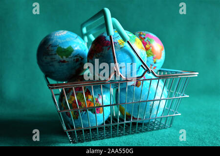 Earth Globus im Warenkorb. Wie viele Erden brauchen wir? Stockfoto