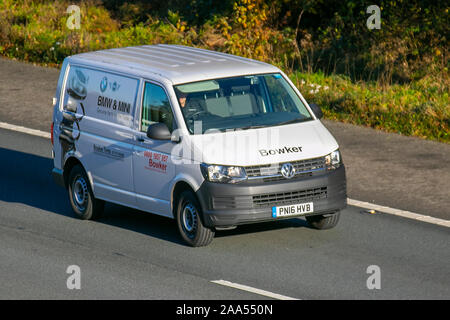 2016 VW Volkswagen Transporter T28 S-Line TD; Bowker Autoteile und Reifenlieferant; UK Fahrzeugverkehr, Transport, moderne Fahrzeuge, Salonwagen, südwärts fahrendes Fahren auf der 3-spurigen Autobahn M61. Stockfoto