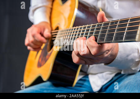 Des Menschen Hände spielen akustische Gitarre. Nahaufnahme. Stockfoto