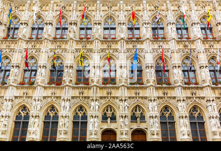 Alte Gebäude mit Fahnen und Türme, Europa Stockfoto