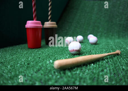 Baseball und bat auf dem grünen Rasen mit Kopie Raum Stockfoto
