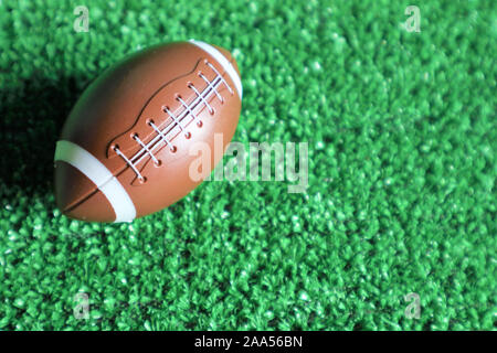 American football Ball auf dem grünen Kunstrasen Stockfoto