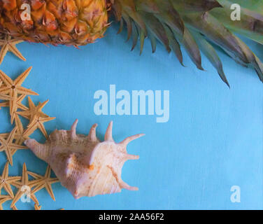 Weiße Seesterne mit Ananas auf einem blauen Hintergrund Stockfoto