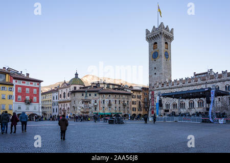 Trento, Italien - 31. Dezember 2016: Blick auf die Piazza Piazza Duomo in der Stadt Trient mit Fontana di Nettuno immer bereit für neues Jahr, Italien, Europa Stockfoto