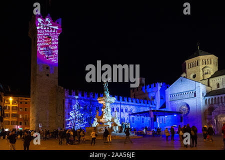 Trento, Italien - 31. Dezember 2016: Nacht Blick auf Piazza Duomo in der Stadt Trient mit Fontana di Nettuno immer bereit für neues Jahr, Italien, Stockfoto