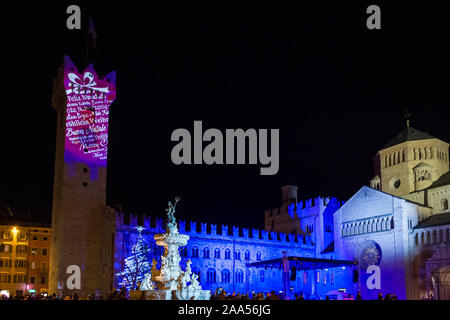 Trento, Italien - 31. Dezember 2016: Nacht Blick auf Piazza Duomo in der Stadt Trient mit Fontana di Nettuno immer bereit für neues Jahr, Italien, Stockfoto