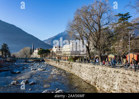 Meran, Italien - 1. Januar 2017: Meran Weihnachtsmarkt am späten Nachmittag, Trentino Alto Adige, Norditalien. Stockfoto