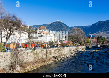 Meran Weihnachtsmarkt am späten Nachmittag, Trentino Alto Adige, Norditalien. Stockfoto
