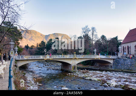Meran, Italien - 1. Januar 2017: Meran Promenade entlang der Passer stream Stockfoto