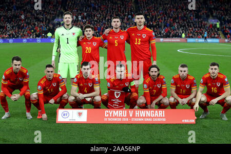 Wales" (nach rechts) Wayne Hennessey, Daniel James, Chris Mepham, Kieffer Moore links, (vorne von links nach rechts) Aaron Ramsey, Connor Roberts, Ben Davies, Gareth Bale, Joe Allen, Joe Morrell und Tom Lockyer posieren für ein Foto vor Kick-off während der UEFA EURO 2020 Qualifikationsspiel in Cardiff City Stadium. Stockfoto