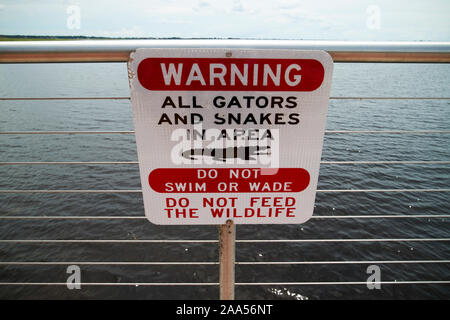 Wildlife Warnschild über Alligatoren und Schlangen in der Nähe von Wasser in Florida, USA Stockfoto