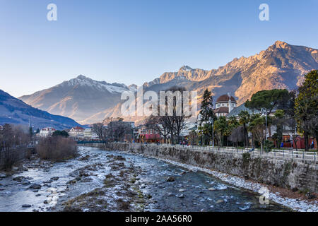 Meran Weihnachtsmarkt am späten Nachmittag, Trentino Alto Adige, Norditalien. Stockfoto