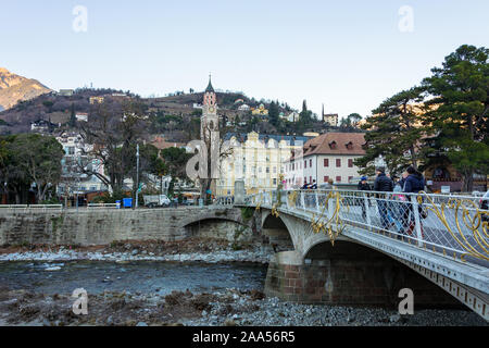 Meran, Italien - 1. Januar 2017: Meran Weihnachtsmarkt am späten Nachmittag, Trentino Alto Adige, Norditalien. Stockfoto