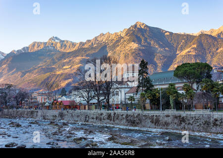 Meran Weihnachtsmarkt am späten Nachmittag, Trentino Alto Adige, Norditalien. Stockfoto