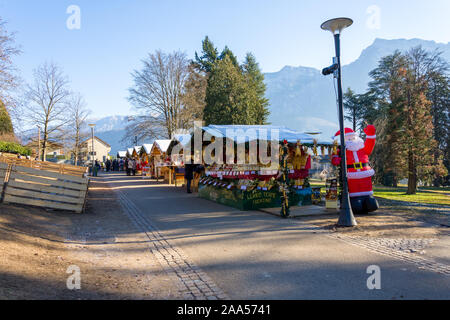 Levico Terme, Italien - 2. Januar 2017: Levico Terme Weihnachtsmarkt am späten Nachmittag, Trentino Alto Adige, Norditalien. Stockfoto