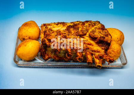 Schweinebraten carre auf dem blauen Hintergrund Stockfoto