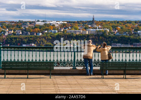 Quebec City, Kanada - 4. Oktober 2019: Paar auf dem Fußgängerweg in der Nähe von Chateau Frontenac an Levis Stadt suchen. Stockfoto