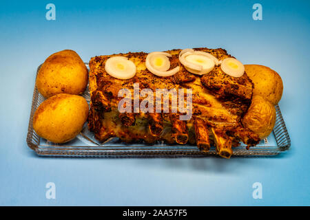 Schweinebraten carre auf dem blauen Hintergrund Stockfoto