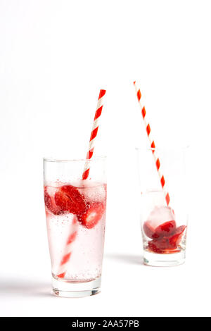 Erdbeer Geschmack Wasser mit Obst auf weißem Hintergrund Stockfoto