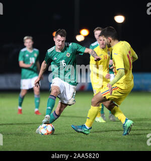 Ballymena, County Antrim, Nordirland. 19. November 2019; Ballymena Showgrounds, Ballymena, County Antrim, Nordirland; Europäische unter 21 Meisterschaften 2021 Qualifier, Nordirland unter 21 gegen Rumänien unter 21; Nordirland Jake Dunwoody steuert die Kugel - Redaktionelle Verwendung Stockfoto