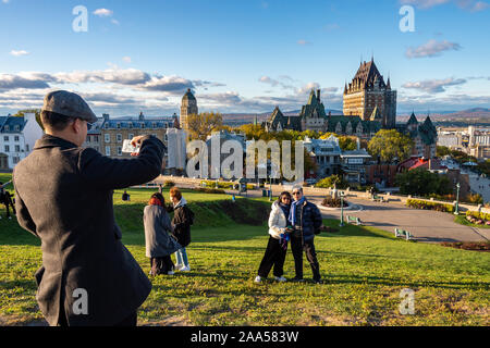Quebec City, CA-4 Oktober 2019: Touristen posieren für Fotos vor Chateau Laurier Stockfoto