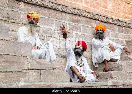 Drei Männer an der stepwell Toorji Ka Jhalra in Jodhpur, Rajasthan, Indien ruhen Stockfoto