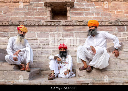 Drei Männer an der stepwell Toorji Ka Jhalra in Jodhpur, Rajasthan, Indien ruhen Stockfoto