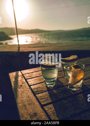 Tequila am Strand von Mykonos, Griechenland im Sommer Stockfoto