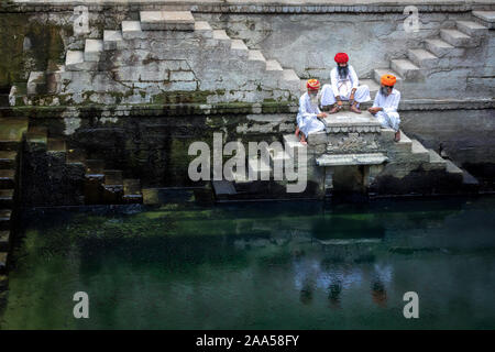 Drei Männer spielen Karten auf den Stufen der stepwell Toorji Ka Jhalra in Jodhpur, Rajasthan, Indien Stockfoto